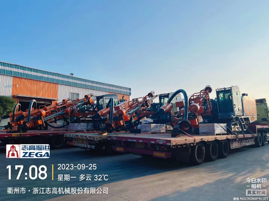 金秋十月恰逢国庆，志高掘进节前发货繁忙，4台ZEGA D440A一体式自动钻机出口中亚国家。